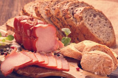 Taze doğal otlar ve Aromatik baharatlar, ev yapımı sırlı füme jambon vintage görünümü kapatın