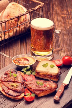 Sandviç otlar ve ahşap tahta üzerinde domates Dana, vintage görünümü kapatın