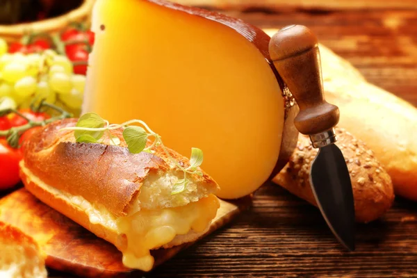 チーズと木製の背景とテキストの空白 Hrbs の全粒粉トースト サンドイッチ — ストック写真