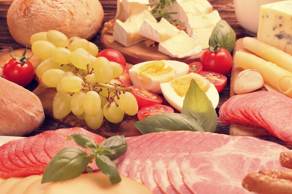 Шведский стол с разнообразной хорошей едой, закрыть винтажный вид
