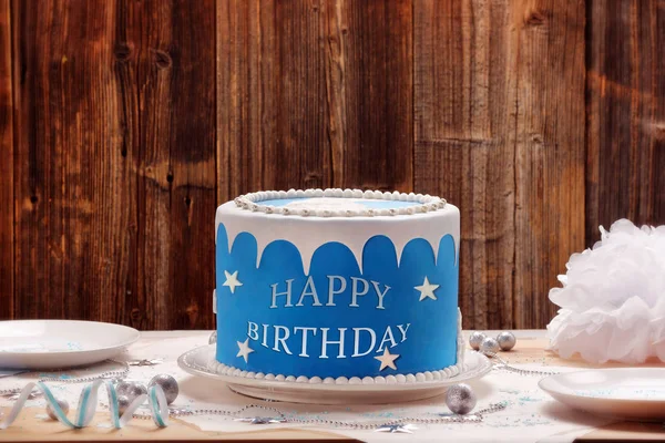 蓝色蛋糕与生日的愉快的题词和空白空间文本 — 图库照片