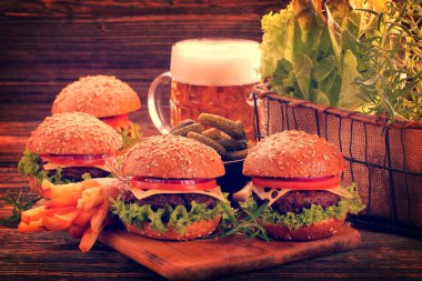 Sığır eti ve taze sebze ahşap arka plan üzerinde hamburger, vintage yakından vie