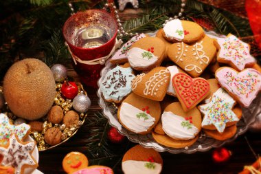 Noel gingerbreads kurabiyeleri ahşap tablo