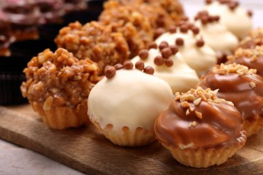 Tatlıları servis etmek, etkinlikte veya düğün resepsiyonunda çeşitli pastaların yakın plan çekimi.