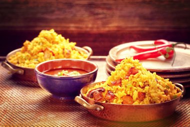 Tavuk ile basmati pirinç içinde kızarmış Paslanmaz pan, vintage yakından vie