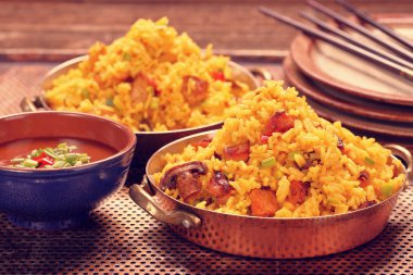 Tavuk ile basmati pirinç içinde kızarmış Paslanmaz pan, vintage yakından vie