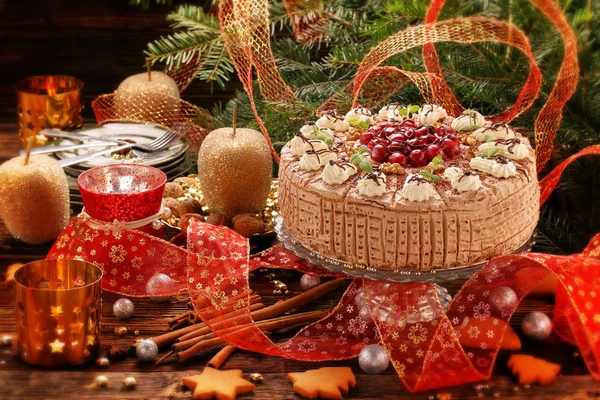 Weihnachten Nussiger Kuchen Mit Kirschen Auf Holztisch — Stockfoto