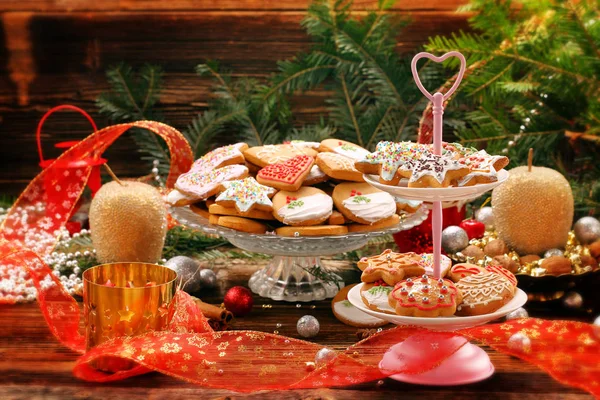 Gingerbreads Kerstkoekjes Houten Tafel — Stockfoto