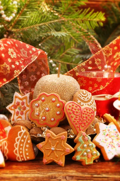 木製テーブルの上のクリスマスの Gingerbreads クッキー — ストック写真