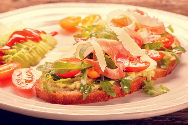 Avocado Smörgås Färskt Bröd Med Ruccola Skinka Tomat Och Ost — Stockfoto