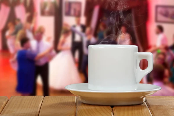 Táncoló Emberek Ellen Egy Csésze Kávé Vagy Tea Üres Tér Jogdíjmentes Stock Képek
