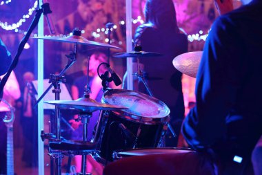 Parti olay ya da düğün kutlama sırasında çiftler dans