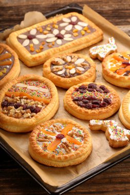 Mazurek geleneksel Lehçe Paskalya kek üzerine ahşap adam