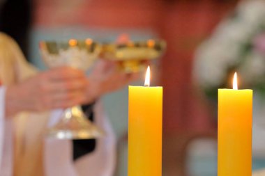 Rahip kutlamak ayinde kilise ve tex için boş yer