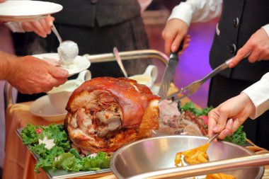 kavrulmuş et ve fırında patates parti veya düğün garson hizmet vermektedir