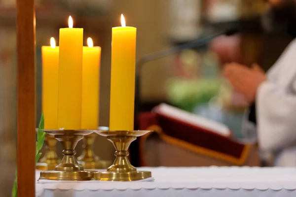 Priester Zelebrieren Messe Der Kirche Und Leeren Ort Für Tex — Stockfoto