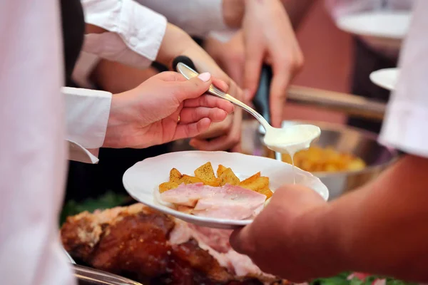 Ober Serveert Gegrilde Vlees Gebakken Aardappelen Bij Partij Bruiloft Receptie — Stockfoto