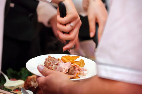 Servitör Serverar Stekt Kött Och Bakad Potatis Fest Eller Bröllop — Stockfoto