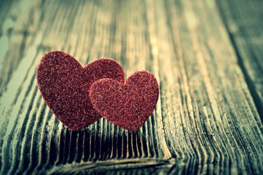 İki kalp Sevgililer günü ve metin için boş yer ahşap bir arka plan üzerinde vintage yakından vie