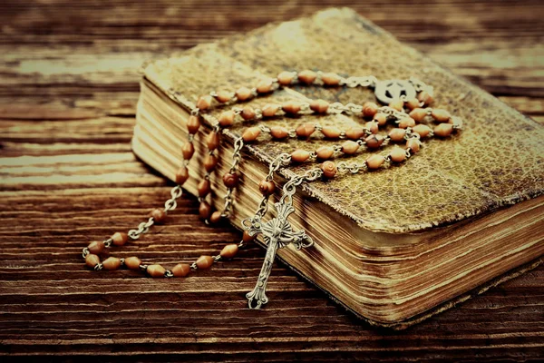 Old prayer book and rosary, close up vintage view — Stock Photo, Image