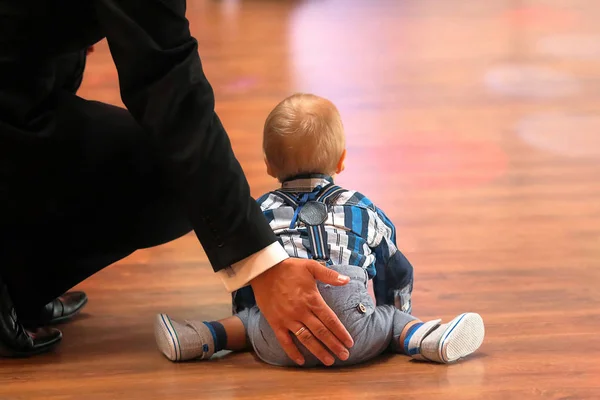 Little boy with dad learns to walk and empty space for text. — Stock Photo, Image