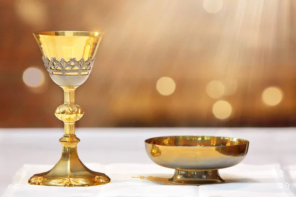 祭坛上的金色圣杯和来自天堂的光线 — 图库照片