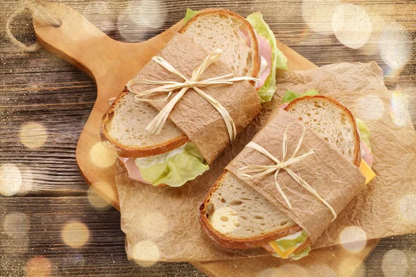 Sandwich au pain blanc au jambon et laitue — Photo