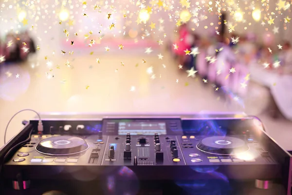 Lege zaal tijdens partij of huwelijksviering met sterren confet — Stockfoto