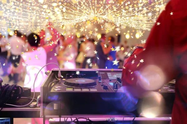 Casais de dança durante a festa ou celebração do casamento — Fotografia de Stock