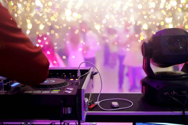 Parejas bailando durante la fiesta o la boda —  Fotos de Stock