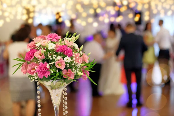 Paren dansen tijdens feest of bruiloft feest — Stockfoto