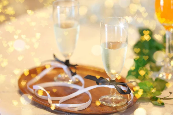 Dos copas con champán para pareja joven en una fiesta de bodas —  Fotos de Stock