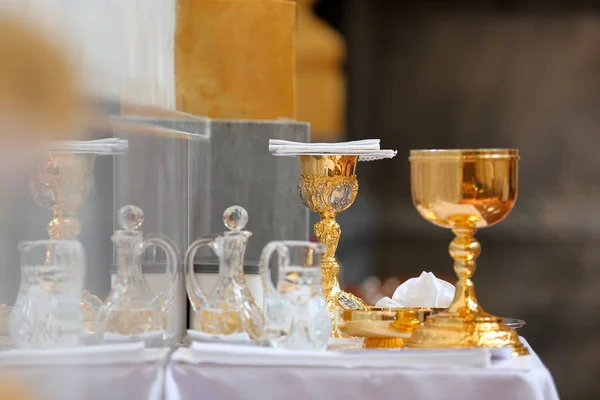 Cálice dourado no altar e ampolas com vinho e bef de água — Fotografia de Stock