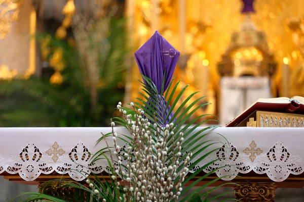 Lent Sezon ve Ho sunak üzerinde mor bez ile kaplı haç — Stok fotoğraf