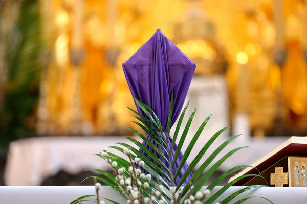 レントシーズンとホーの祭壇に紫色の布で覆われた十字架 — ストック写真