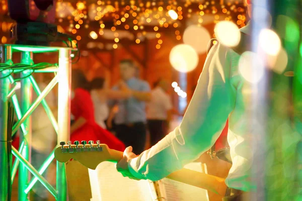 Casais de dança durante a festa ou celebração do casamento — Fotografia de Stock