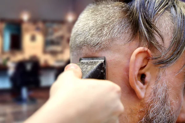 Fryzjer Making fryzura przy użyciu Przycinarka do cięcia — Zdjęcie stockowe