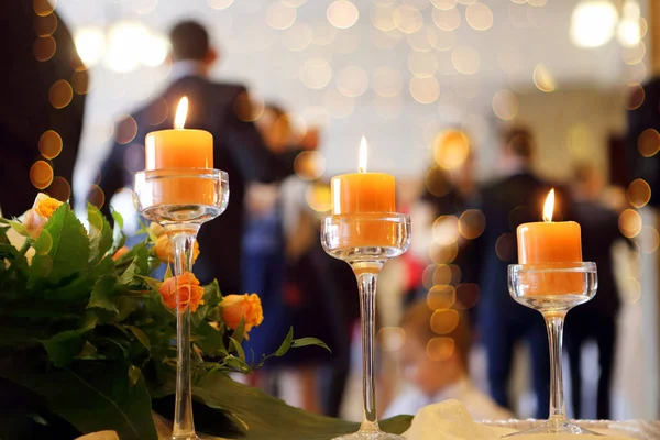 Coppie danzanti durante la festa o la celebrazione del matrimonio — Foto Stock