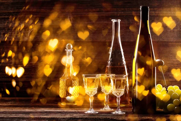 Botella de vino y vidrio sobre fondo vintage de madera —  Fotos de Stock