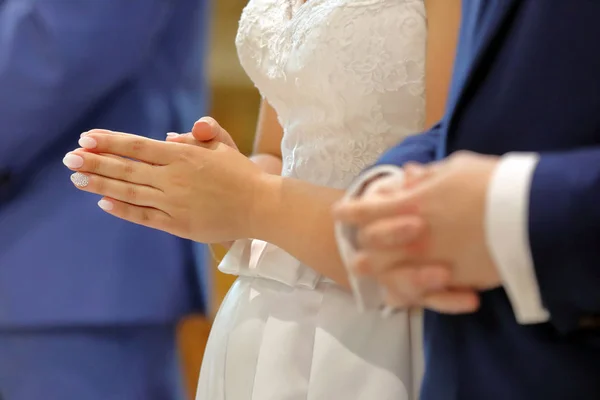 Novia y novio en la ceremonia de boda de la iglesia —  Fotos de Stock
