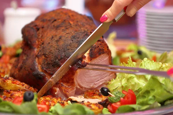 Kelner serwuje pieczone mięso i pieczone ziemniaki na imprezie lub — Zdjęcie stockowe
