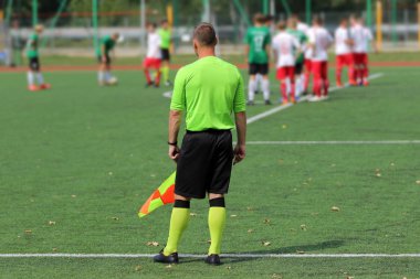 Çizgi hakem futbol sahasında durumu gözlemler