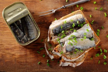 Toast with sardines in canned oil