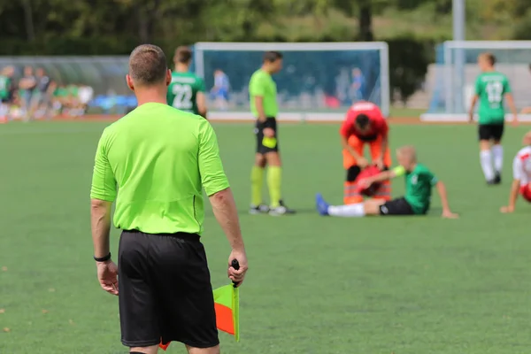 L'arbitre de ligne observe la situation sur le terrain de football — Photo