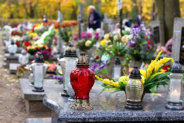 1s tüm azizler günü şöleninde Lehçe geleneksel mezarlık