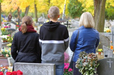 Tüm sa şöleninde Polonya geleneksel mezarlıkta Aile