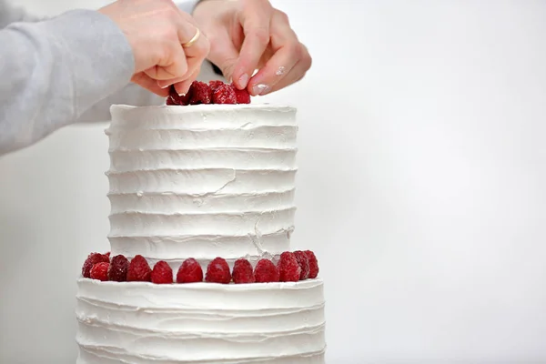 菓子は白い結婚式の裸のケーキを飾ります — ストック写真