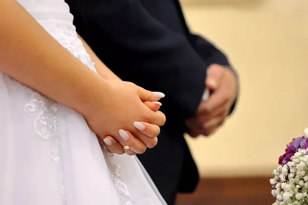 Bruid en bruidegom in kerk huwelijksceremonie — Stockfoto