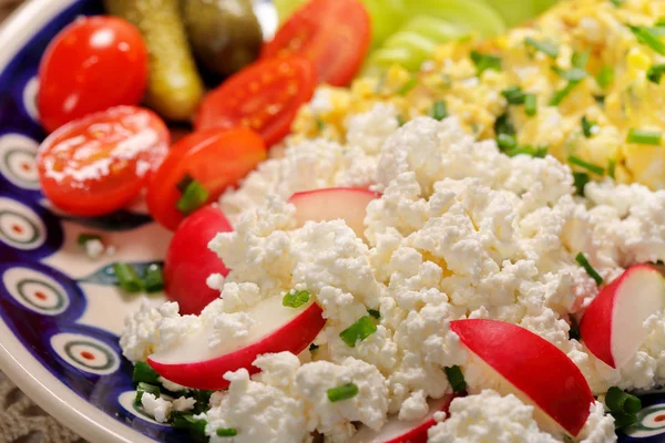 Gezond ontbijt, brood met witte kaas, roerei en t — Stockfoto