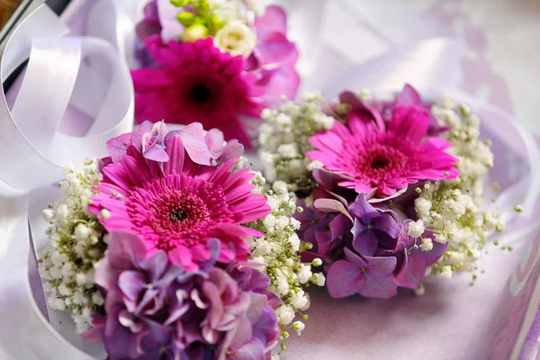 Flores para boutonniere com beleza gerbera colorido. Casamento flor — Fotografia de Stock